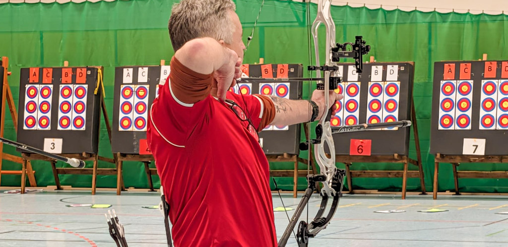 Bogenschütze mit Compoundbogen von hinten.